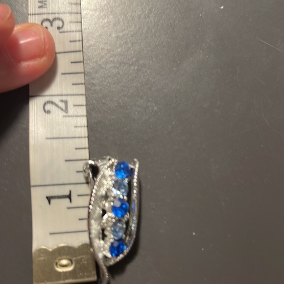 Vintage silver tone clip on Coro. - Picture 3 of 4